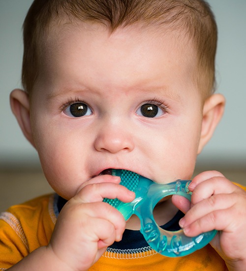 baby chewing on tooth